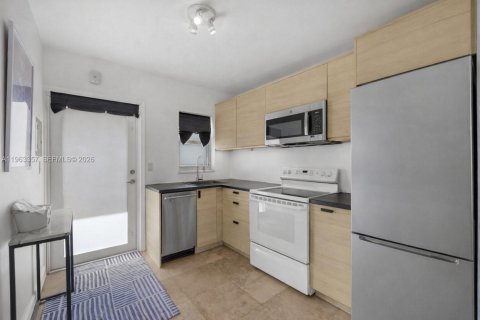 Condo in Miami Beach, Florida  № 2026419 - photo 3