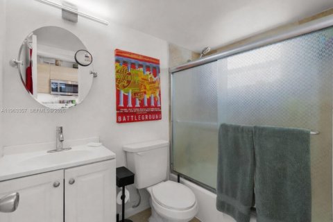 Condo in Miami Beach, Florida  № 2026419 - photo 11