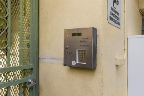 Condo in Miami Beach, Florida  № 2026419 - photo 16