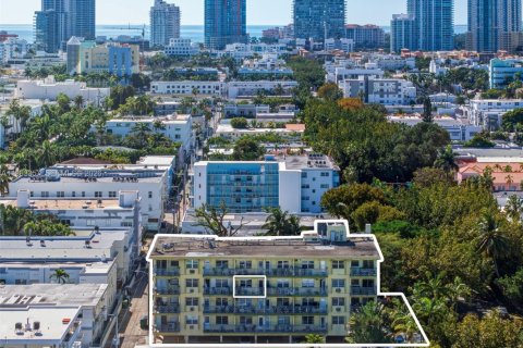 Condo in Miami Beach, Florida  № 2026419 - photo 18