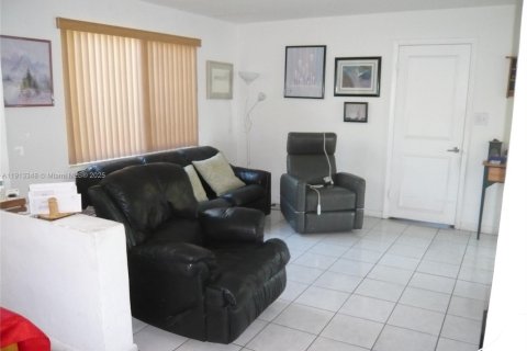 Casa en venta en Miami, Florida, 3 dormitorios, 135.64 m2 № 1968445 - foto 5