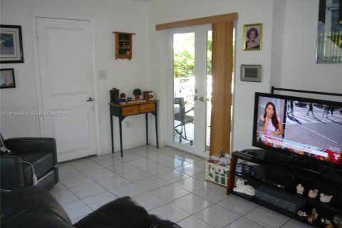 Casa en venta en Miami, Florida, 3 dormitorios, 135.64 m2 № 1968445 - foto 6