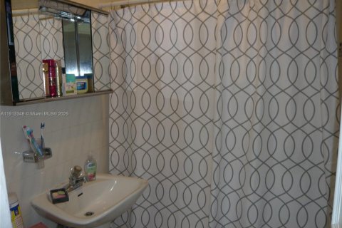 Casa en venta en Miami, Florida, 3 dormitorios, 135.64 m2 № 1968445 - foto 14