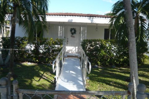 Casa en venta en Miami, Florida, 3 dormitorios, 135.64 m2 № 1968445 - foto 1