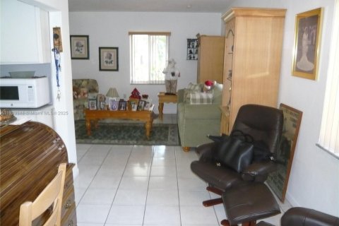 Casa en venta en Miami, Florida, 3 dormitorios, 135.64 m2 № 1968445 - foto 3