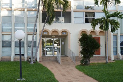 Copropriété à louer à Hallandale Beach, Floride: 2 chambres, 112.41 m2 № 1985761 - photo 11