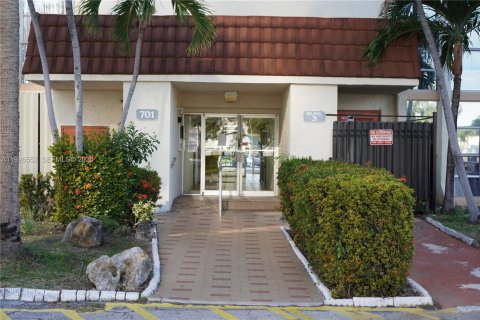 Copropriété à louer à Hallandale Beach, Floride: 2 chambres, 112.41 m2 № 1985761 - photo 7