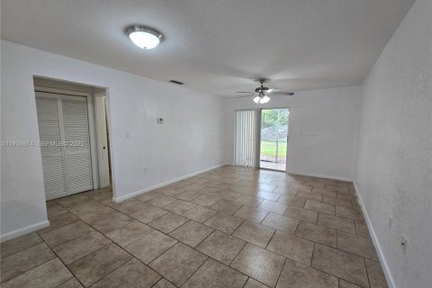 Condo in Miramar, Florida, 2 bedrooms  № 1994724 - photo 1