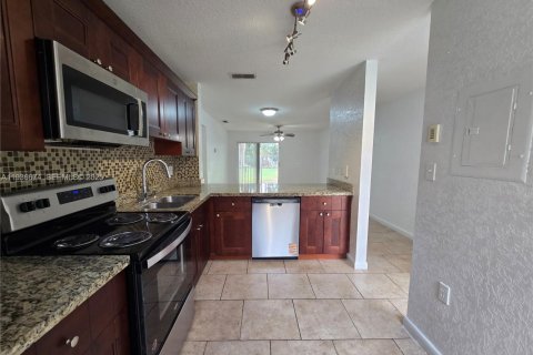 Condo in Miramar, Florida, 2 bedrooms  № 1994724 - photo 4