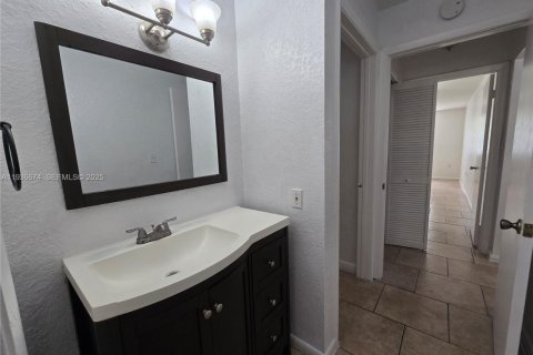 Condo in Miramar, Florida, 2 bedrooms  № 1994724 - photo 12