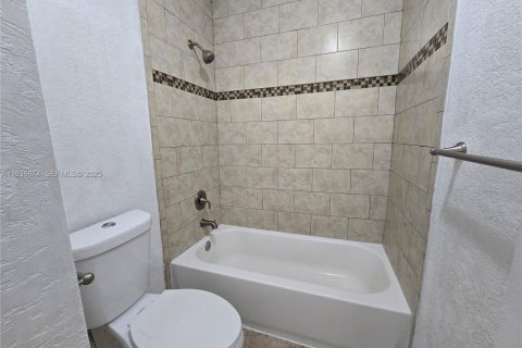 Condo in Miramar, Florida, 2 bedrooms  № 1994724 - photo 9