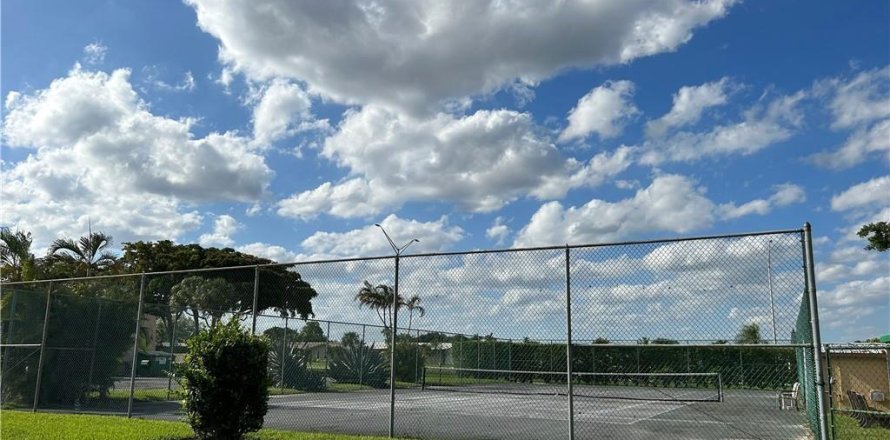 Condo in Margate, Florida, 2 bedrooms № 954789