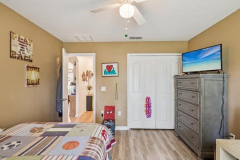 House in Weeki Wachee, Florida 3 bedrooms, 185.62 sq.m. № 2236285 - photo 17