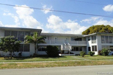 Condo in Hollywood, Florida, 2 bedrooms № 2026360