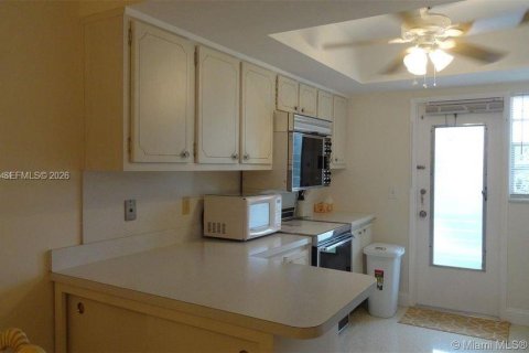 Condo in Hollywood, Florida, 2 bedrooms № 2026360 - photo 3