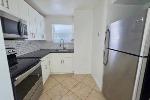 Condominio en alquiler en Miami, Florida, 2 dormitorios, 83.61 m2 № 2057967 - foto 2