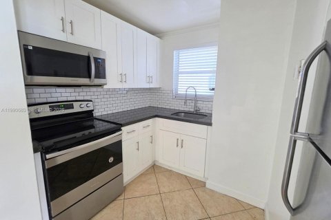 Condominio en alquiler en Miami, Florida, 2 dormitorios, 83.61 m2 № 2057967 - foto 3