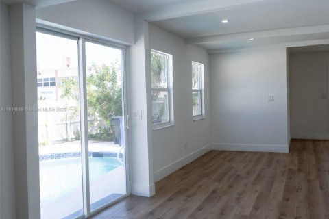 House in Fort Lauderdale, Florida 2 bedrooms, 92.9 sq.m. № 1772317 - photo 3