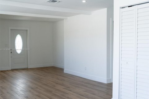 House in Fort Lauderdale, Florida 2 bedrooms, 92.9 sq.m. № 1772317 - photo 9