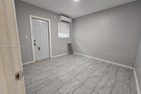 Снять в аренду виллу или дом в Майами, Флорида 1 спальня, 324.97м2, № 1990808 - фото 3