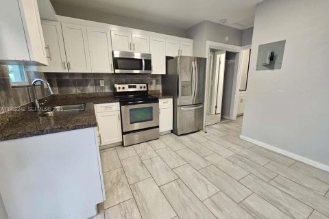 Снять в аренду виллу или дом в Майами, Флорида 1 спальня, 324.97м2, № 1990808 - фото 1