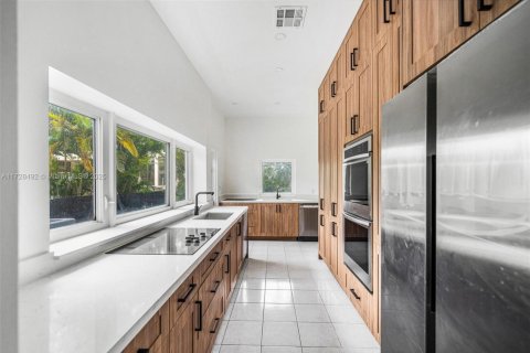 House in Bal Harbour, Florida 4 bedrooms, 225.2 sq.m. № 1702979 - photo 11