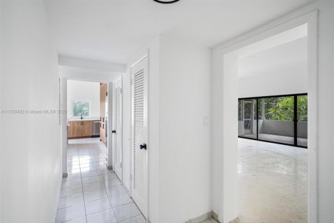 House in Bal Harbour, Florida 4 bedrooms, 225.2 sq.m. № 1702979 - photo 13