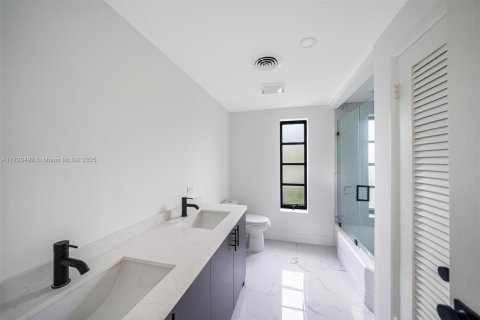 House in Bal Harbour, Florida 4 bedrooms, 225.2 sq.m. № 1702979 - photo 15