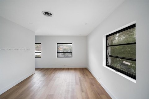 House in Bal Harbour, Florida 4 bedrooms, 225.2 sq.m. № 1702979 - photo 21