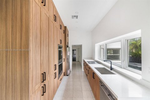 House in Bal Harbour, Florida 4 bedrooms, 225.2 sq.m. № 1702979 - photo 10