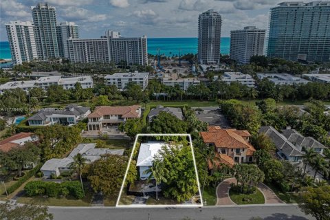 House in Bal Harbour, Florida 4 bedrooms, 225.2 sq.m. № 1702979 - photo 1