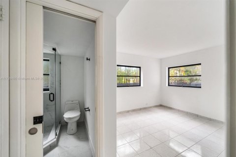 House in Bal Harbour, Florida 4 bedrooms, 225.2 sq.m. № 1702979 - photo 18