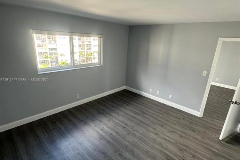 Купить кондоминиум в Халландейл-Бич, Флорида 2 спальни, 85.28м2, № 1966871 - фото 7