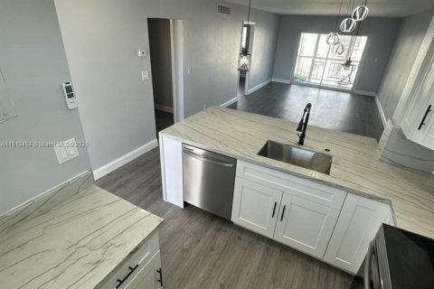 Купить кондоминиум в Халландейл-Бич, Флорида 2 спальни, 85.28м2, № 1966871 - фото 3