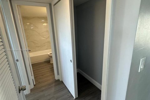 Купить кондоминиум в Халландейл-Бич, Флорида 2 спальни, 85.28м2, № 1966871 - фото 8