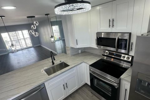 Купить кондоминиум в Халландейл-Бич, Флорида 2 спальни, 85.28м2, № 1966871 - фото 2