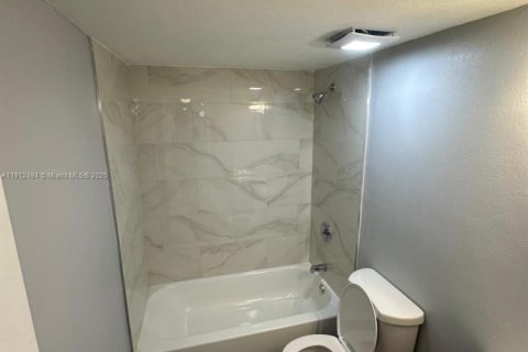 Купить кондоминиум в Халландейл-Бич, Флорида 2 спальни, 85.28м2, № 1966871 - фото 9