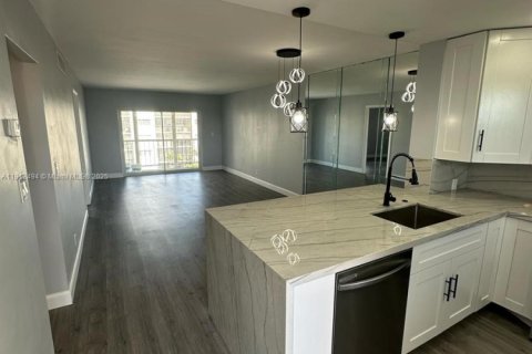 Купить кондоминиум в Халландейл-Бич, Флорида 2 спальни, 85.28м2, № 1966871 - фото 1