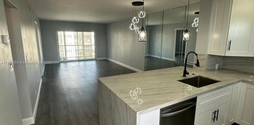 Кондоминиум с 2 спальнями в Халландейл-Бич, Флорида № 1966871