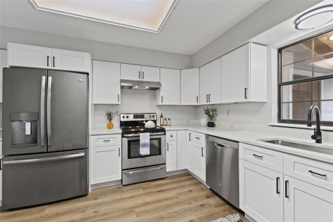 Townhouse in Tampa, Florida 3 bedrooms, 148.64 sq.m. № 2228053 - photo 8