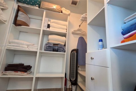 Condominio en alquiler en Hollywood, Florida, 45.15 m2 № 2012176 - foto 18