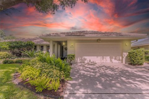 House in Saint Petersburg, Florida 3 bedrooms, 151.52 sq.m. № 1782207 - photo 1