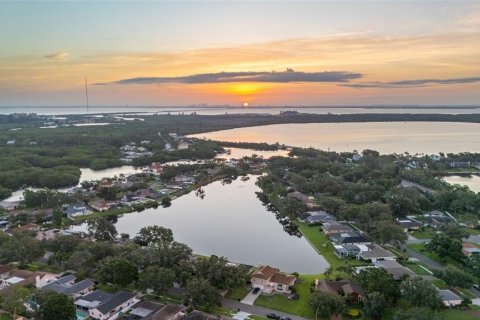 House in Saint Petersburg, Florida 3 bedrooms, 151.52 sq.m. № 1782207 - photo 15