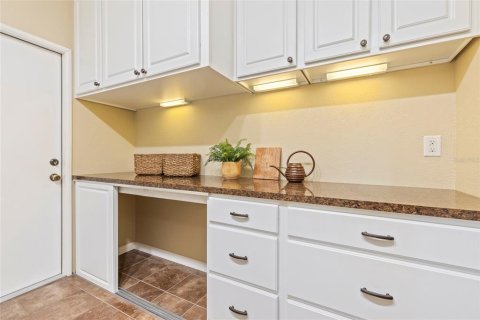 House in Saint Petersburg, Florida 3 bedrooms, 151.52 sq.m. № 1782207 - photo 11