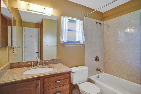 House in Coral Springs, Florida 3 bedrooms, 159.7 sq.m. № 1893217 - photo 9