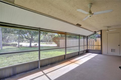 House in Coral Springs, Florida 3 bedrooms, 159.7 sq.m. № 1893217 - photo 11