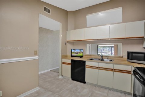 House in Coral Springs, Florida 3 bedrooms, 159.7 sq.m. № 1893217 - photo 4