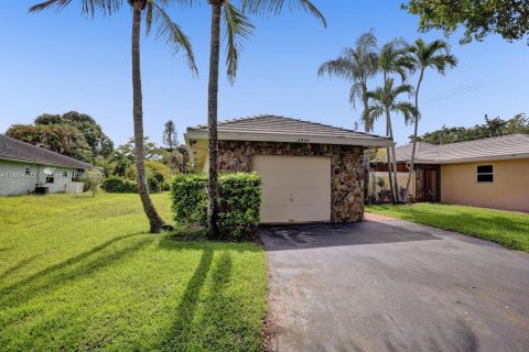 House in Coral Springs, Florida 3 bedrooms, 159.7 sq.m. № 1893217 - photo 2