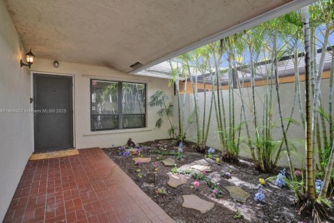 House in Coral Springs, Florida 3 bedrooms, 159.7 sq.m. № 1893217 - photo 3