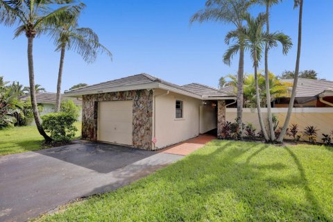 House in Coral Springs, Florida 3 bedrooms, 159.7 sq.m. № 1893217 - photo 1